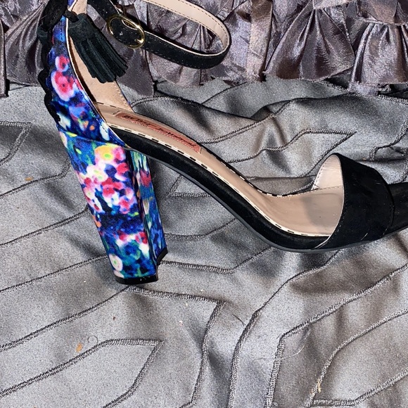 Betsey Johnson Rako - Picture 7 of 11